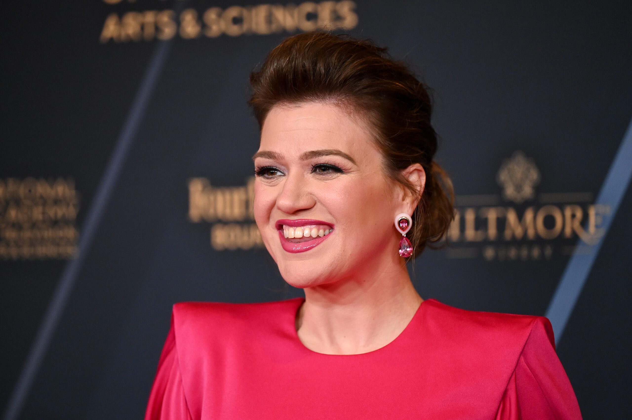 Kelly Clarkson Tunda Pembukaan Konser Residency di Las Vegas Karena Masalah Suara
