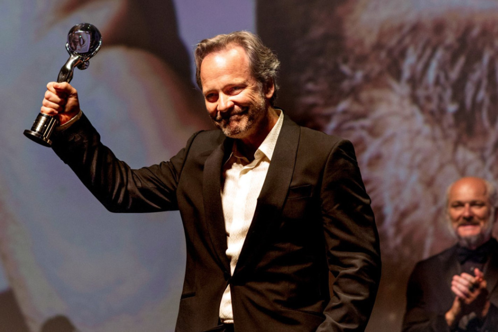 Peter Sarsgaard Soroti Polarisasi Politik Amerika Serikat dalam Pidato Penghargaan di Festival Film Karlovy Vary